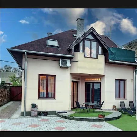 فيلة Achilles House